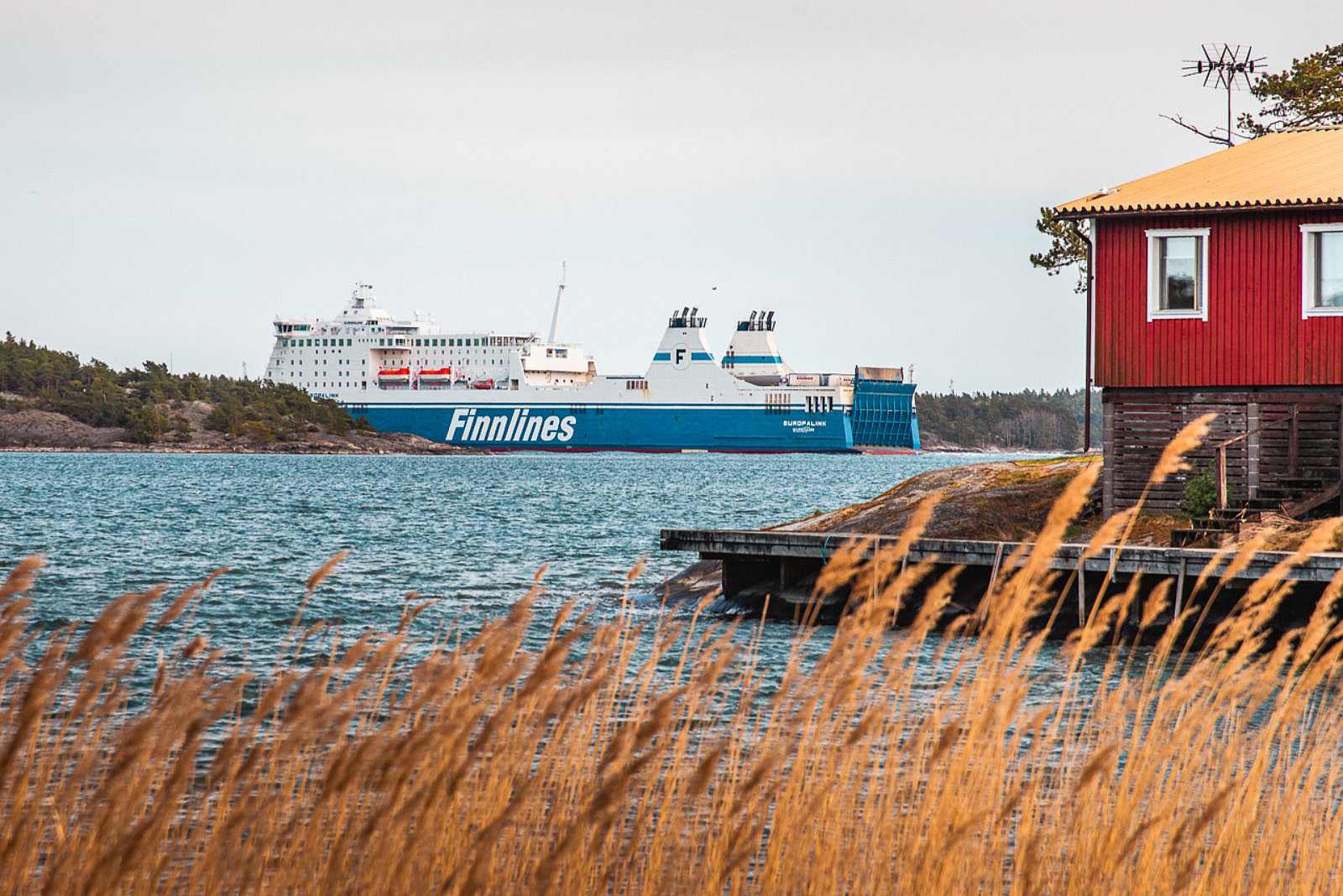 Finnlines-Schiff vor der Küste