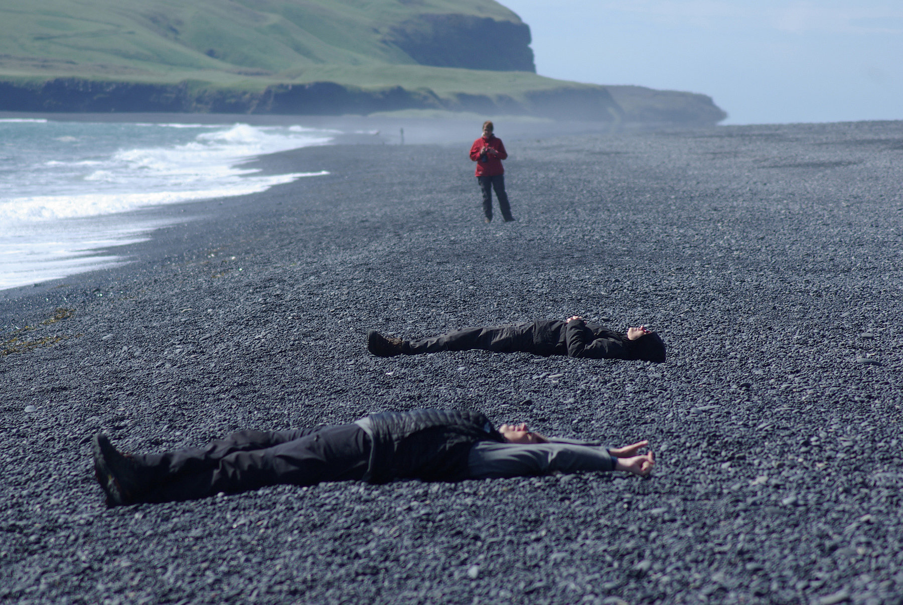 Menschen liegen am Stein-Strand und meditieren