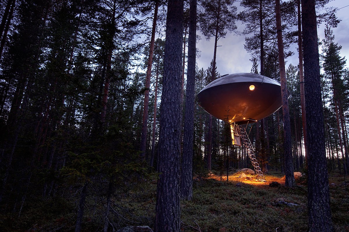 Ein Baumhaus in UFO-Form in Schweden