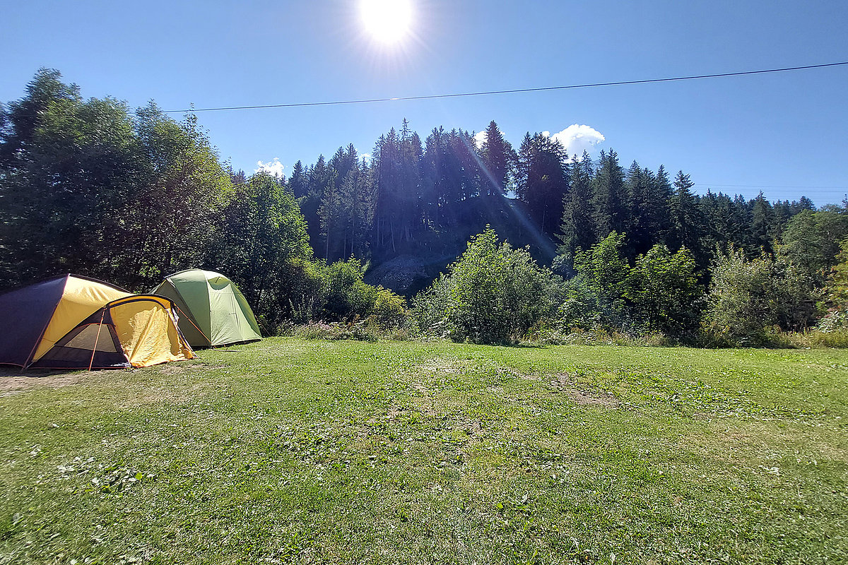 Zwei Zelte auf einem Campinplatz mitten in der Natur