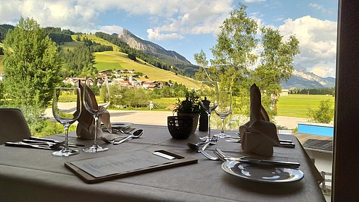 Blick aus dem Speisesaal des Hotel Bergzeit, im Hintergrund Alpenpanorama