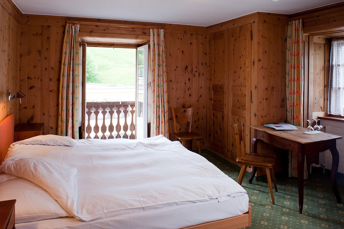 Ein Hotelzimmer mit holzverkleideten Wänden