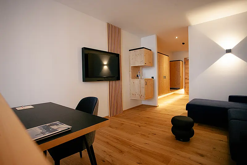Innenansicht einer Hotelsuite mit Holzfußboden 