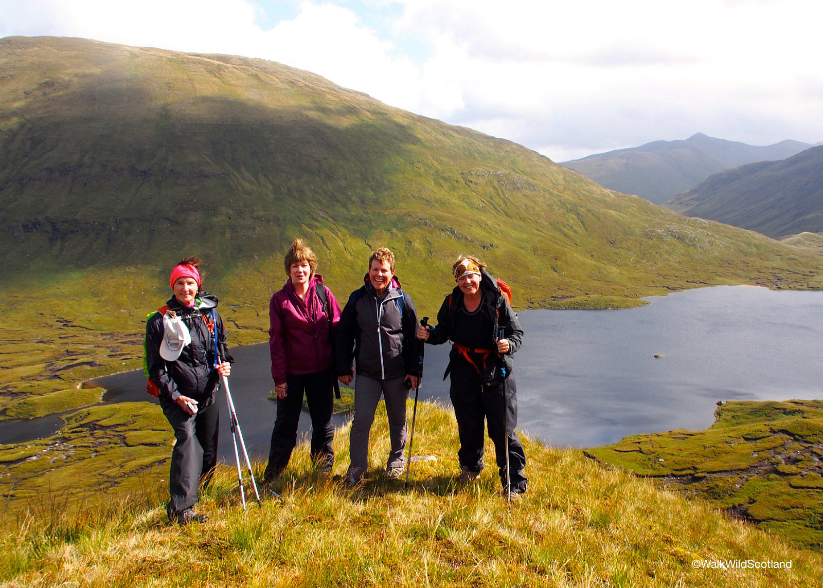 Vier Wandererinnen auf einem Hügel in den Highlands