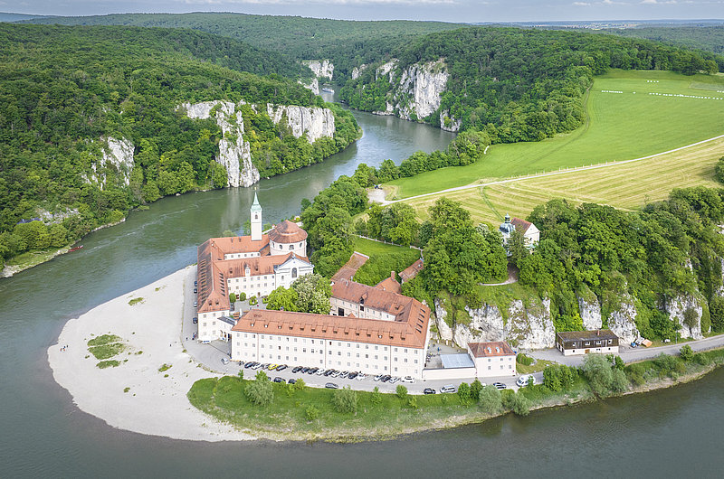 Blick von oben auf Kloster Weltenburg am Ufer der Altmühl