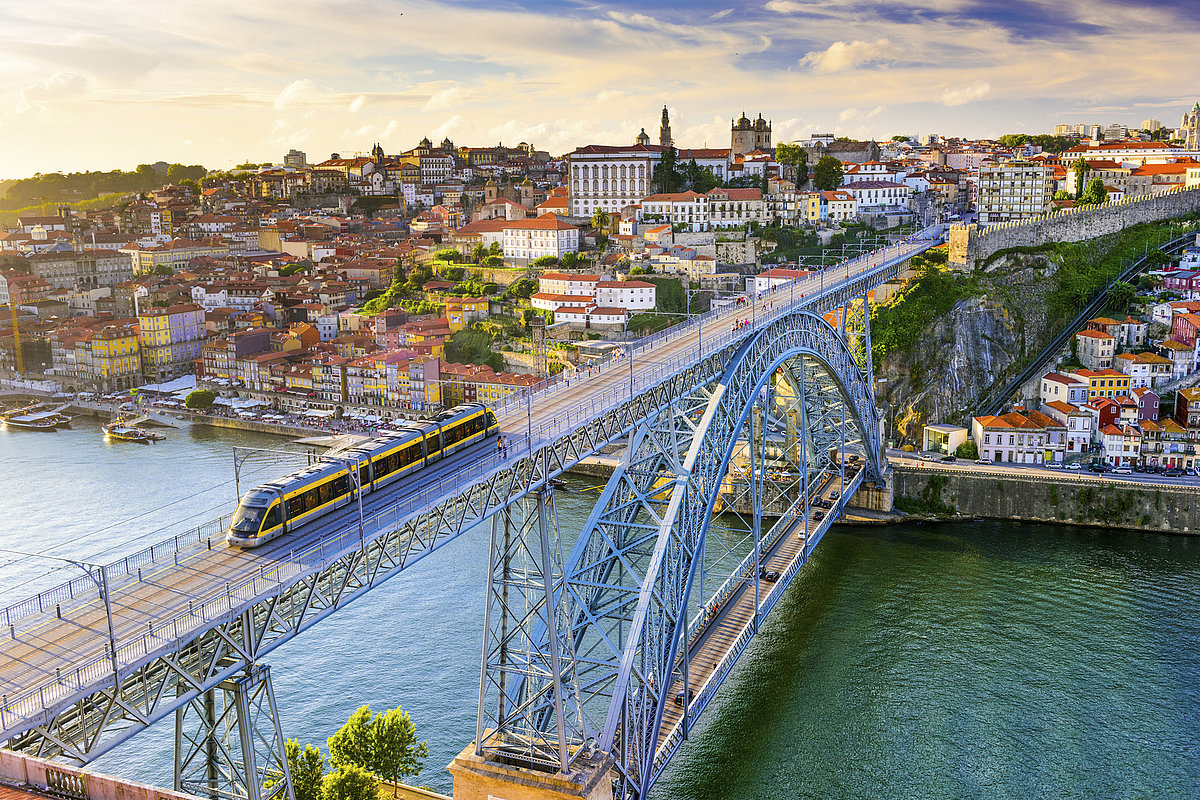 Zug über Fluss Douro in Porto