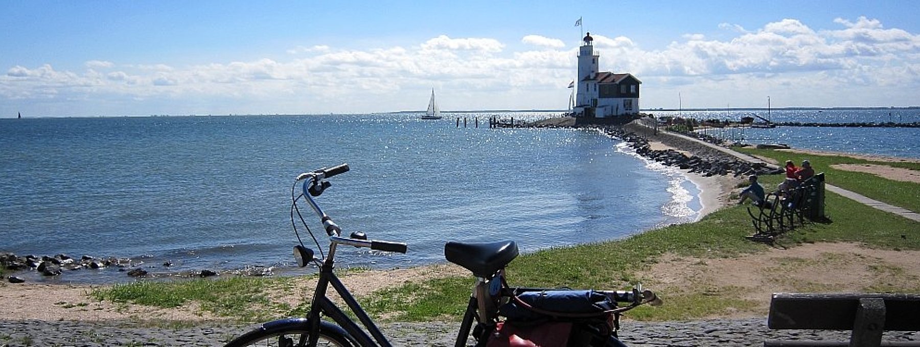 Leuchtturm auf der Insel Marken, im Vordergrund steht ein Fahrrad