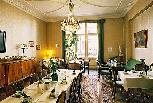 Ein im Stil der 20er Jahre eingerichtetes Speisezimmer