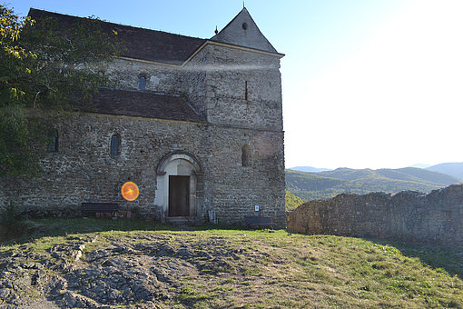 Die Wehrkirche in Cisnadioara auf einem kleinen Berg bei Sonnenschein