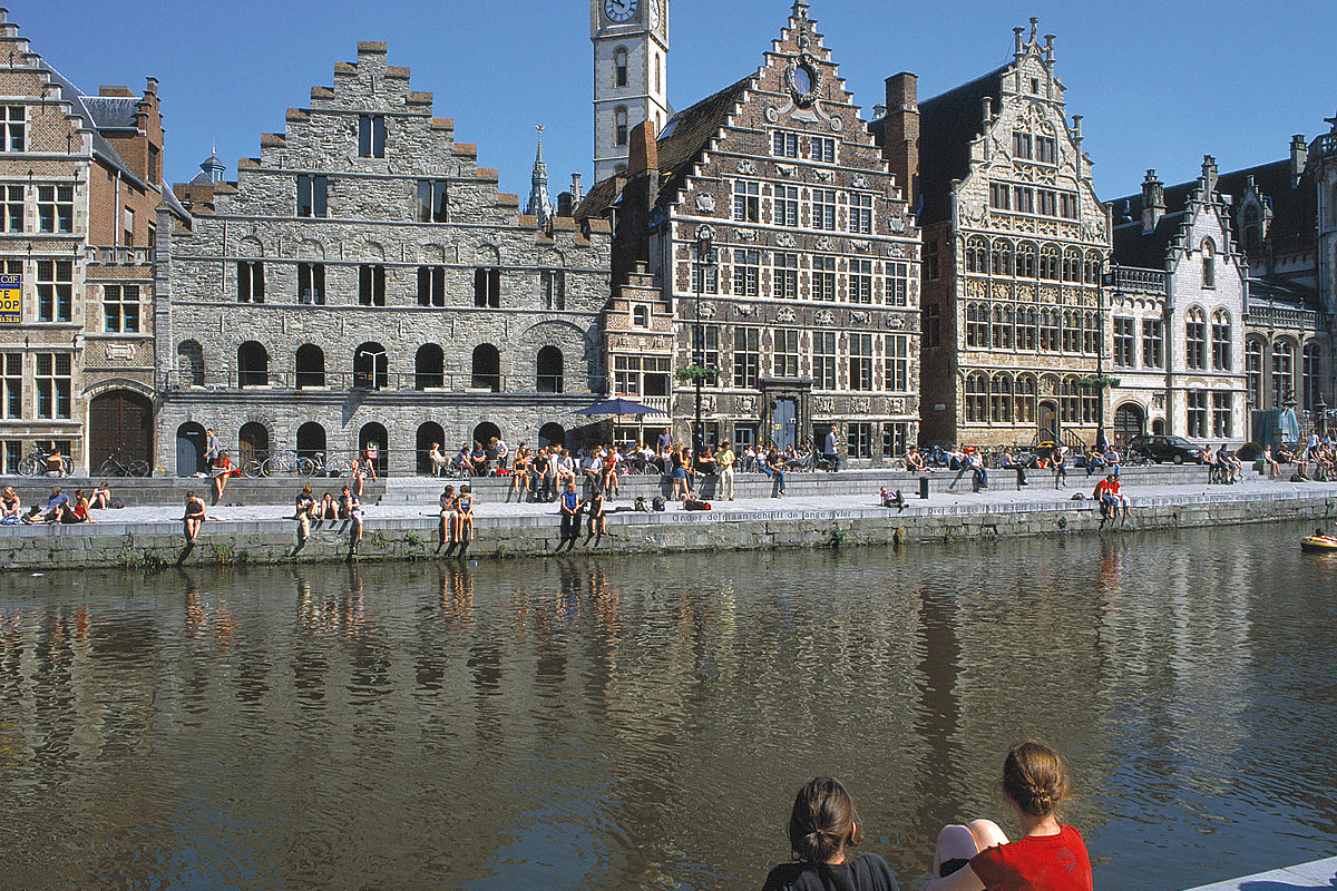 Menschen sitzen in Gent am Wasser