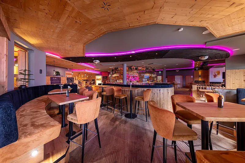 Innenansicht einer Hotelbar ohne Menschen
