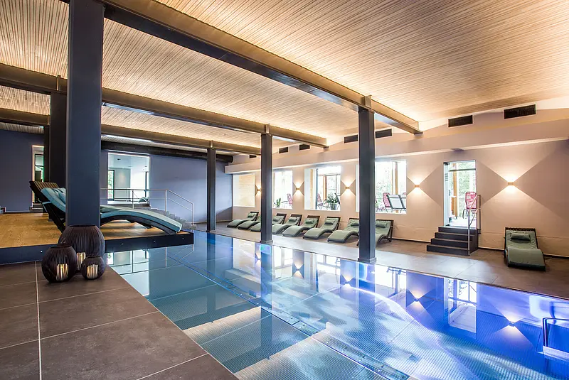 Indoor-Hotelpool mimt Liegen an den Seiten