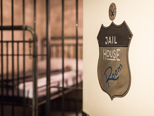 Ein Hotelzimmer im Stil einer Gefängniszelle