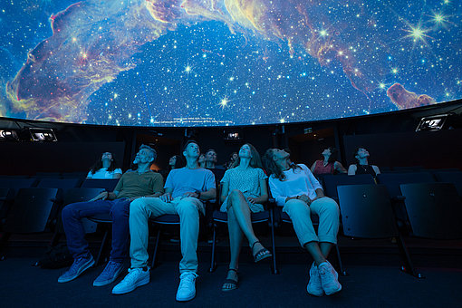 Projektion des Universums in einem Planetarium