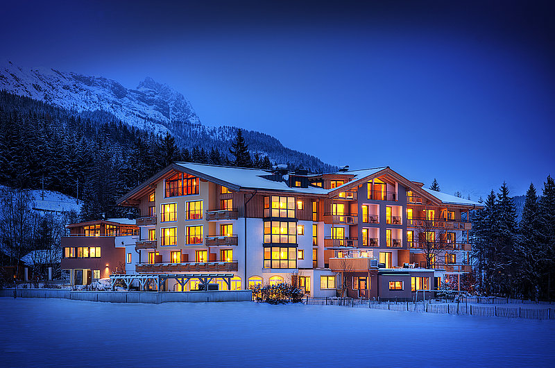 Ein schneebedecktes Hotelgebäude im Dunkeln