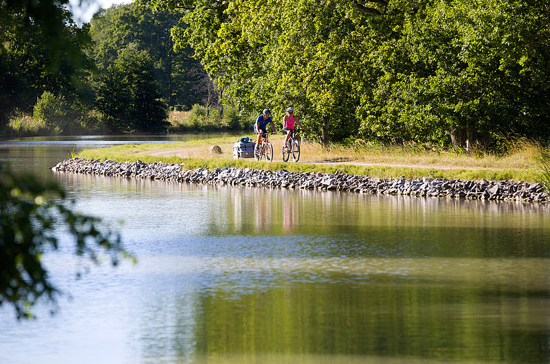 Zwei Radreisende am Ufer des Göta-Kanals in Schweden