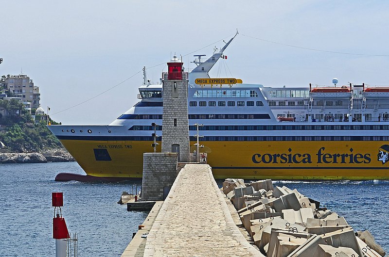 Fähre Korsika bei der Einfahrt in den Hafen