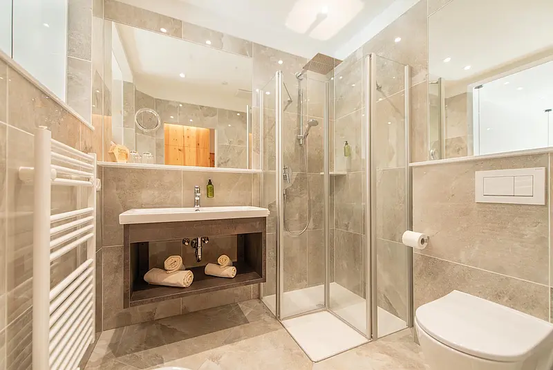 Blick in ein modernes Hotelbadezimmer