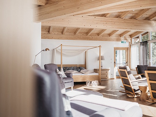 Ein Raum mit Holzdecke und Möbeln zum Entspannen