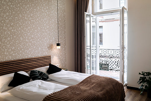 Ein Schlafzimmer mit Balkon