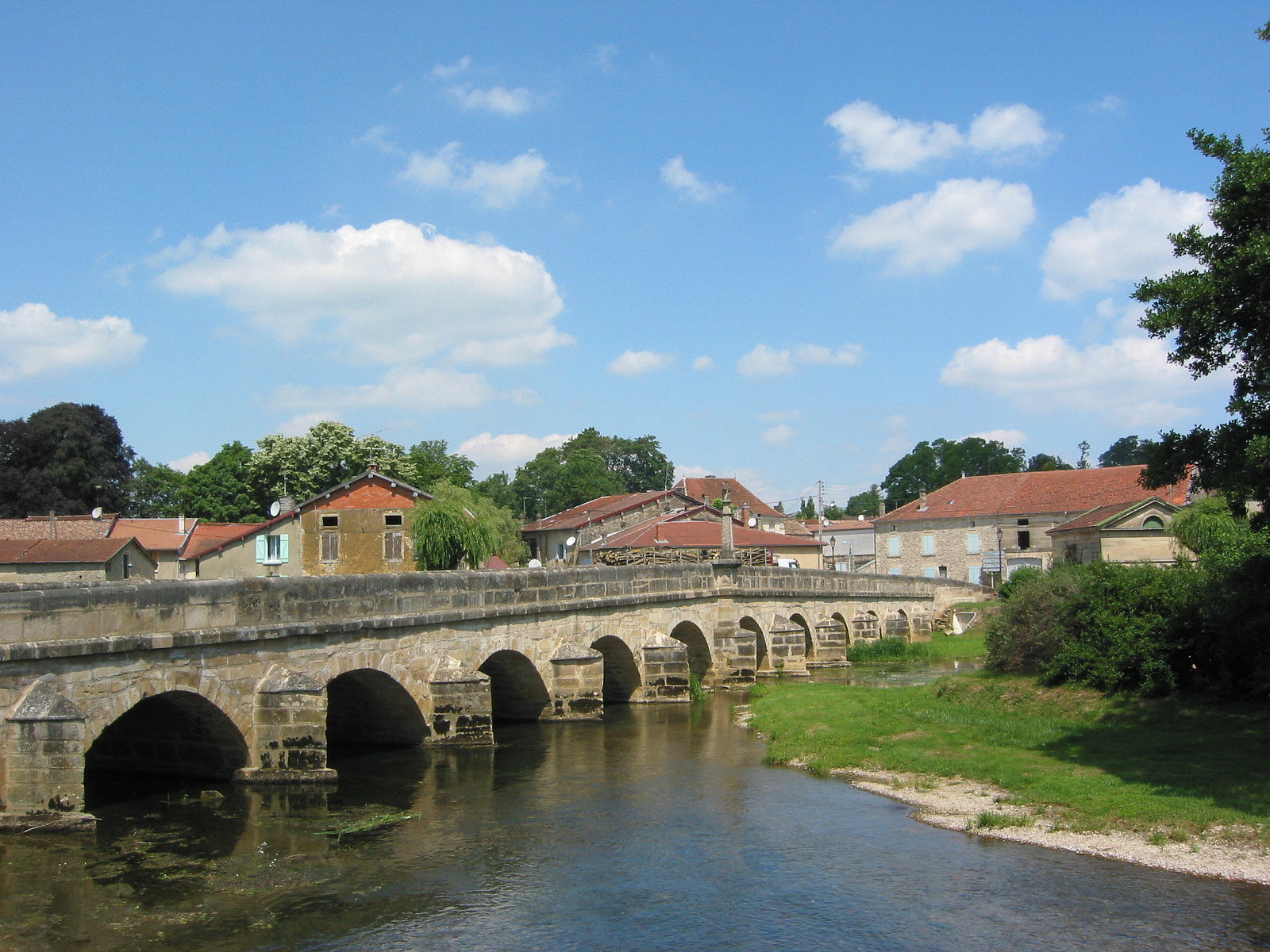 Stienbrücke, mehrere Häuser, Fluss
