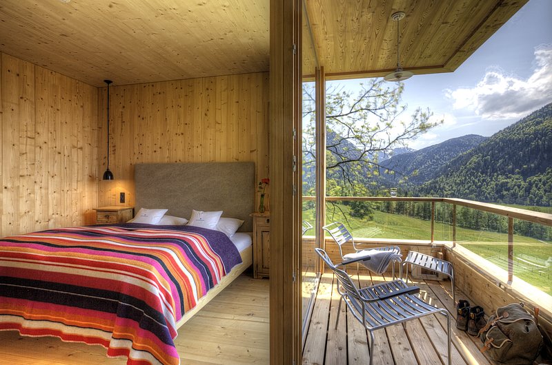 Ein mit viel Holz ausgestattetes Hotelzimmer mit Blick auf die Berge