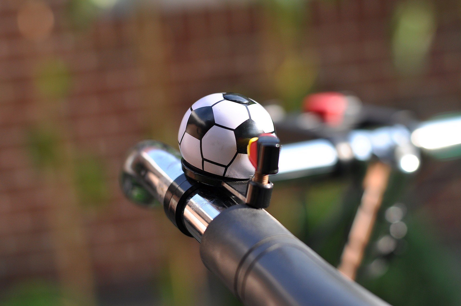 Eine Fahrradklingel in Fußballform