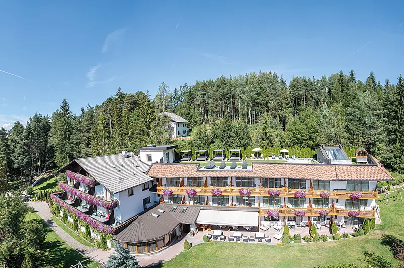 Hotel im Sonnenschein und mitten in der Natur