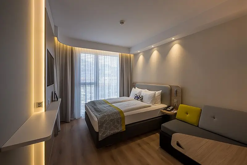 Innenansicht eines Hoteldoppelzimmers mit Venylfußbodenbelag in Holzoptik