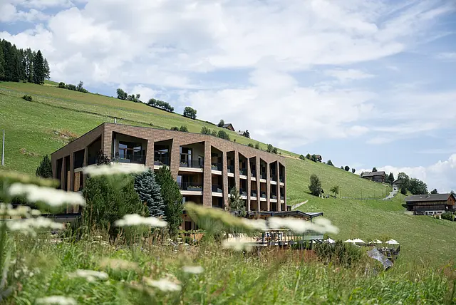 Außenansicht des Hotels in Alleinlage