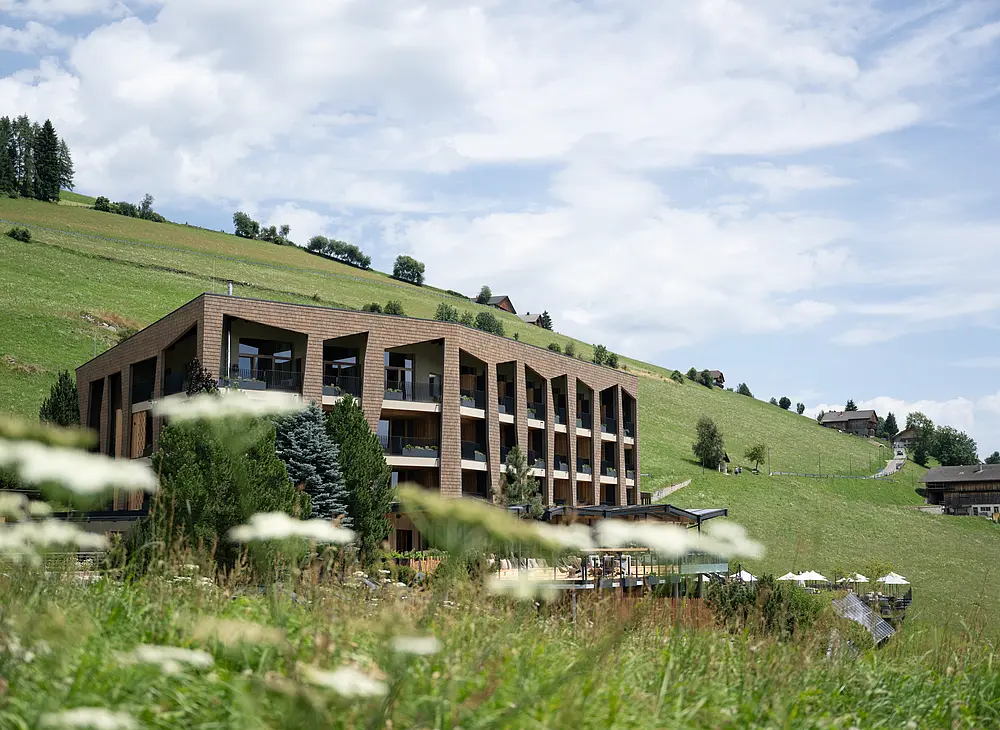 Außenansicht des Hotels in Alleinlage