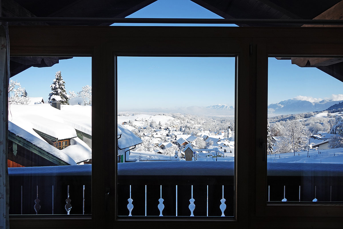 Blick aus Hotelzimmer auf verschneite Umgebung und Natur