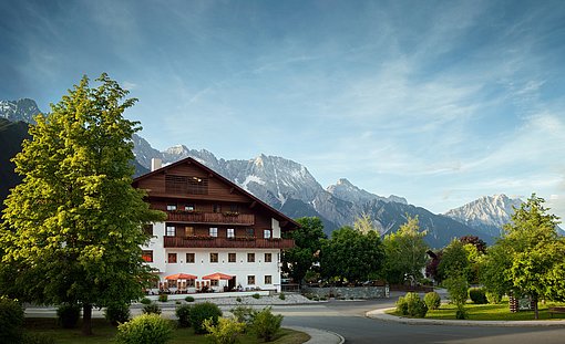 Ein österreichisches Bauernhaus vor einer Bergkulisse