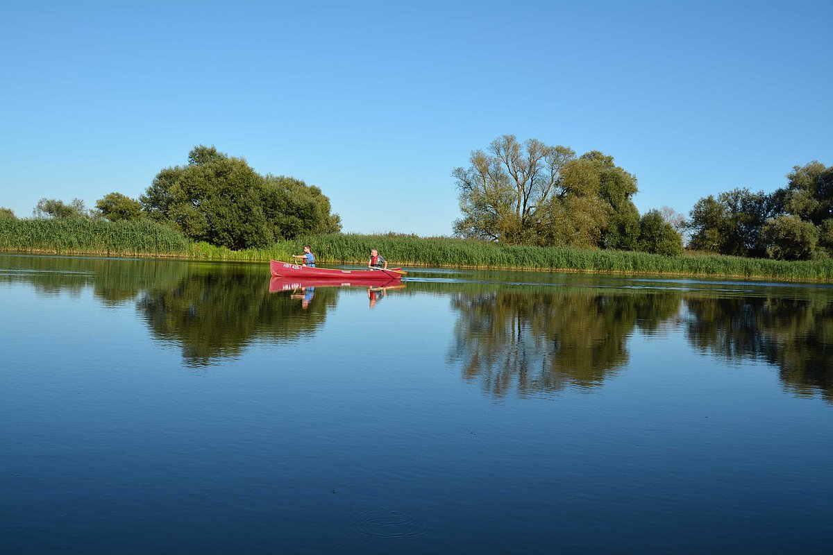 rotes Kanu mit zwei Personen auf einem See