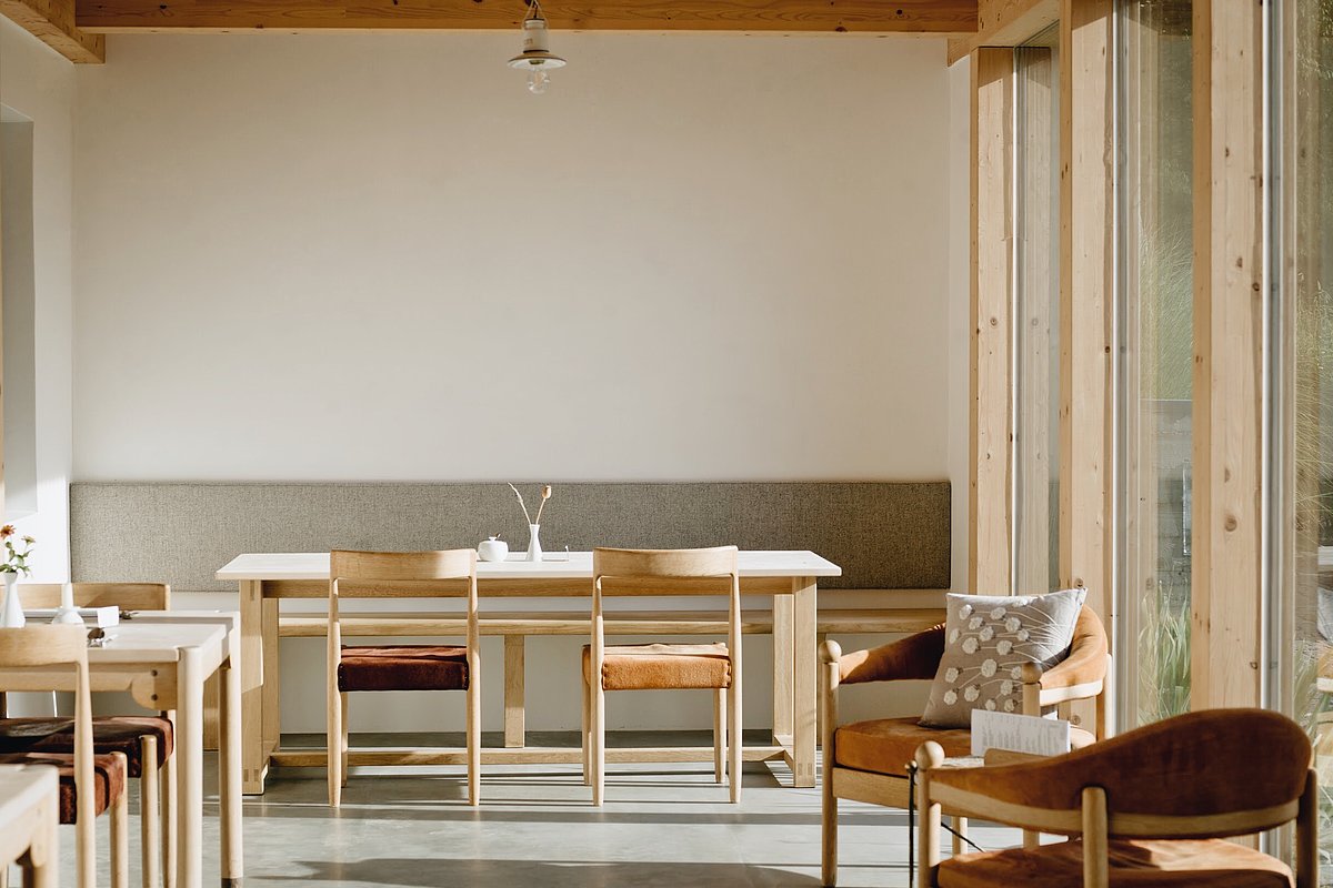 Restaurantbereich mit Tischen und Stühlen aus Eichenholz