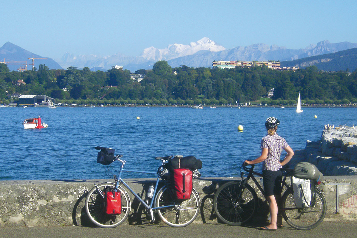 Radfahrer blickt über den Genfer See zum Mont Blan