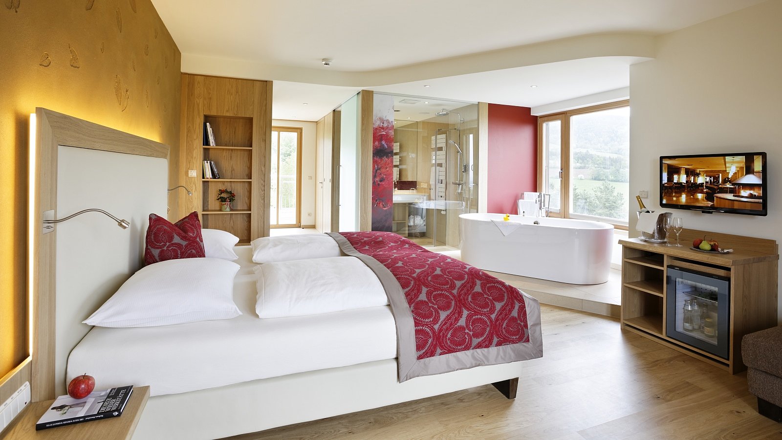 Hotelzimmer mit Bett und freistehender Badewanne