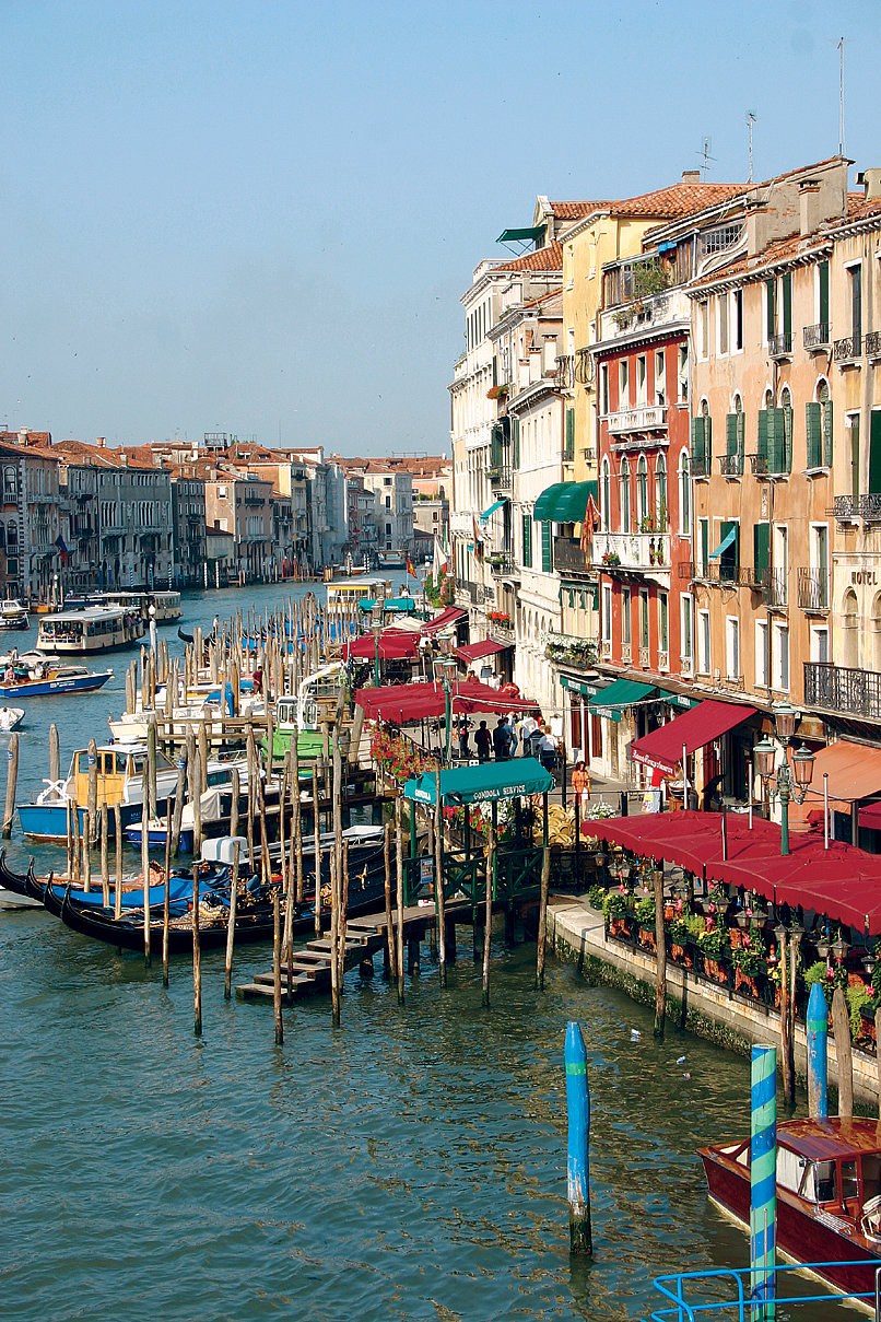 Kleiner Anlegehafen in Venedig mit mehreren Booten und Gondeln