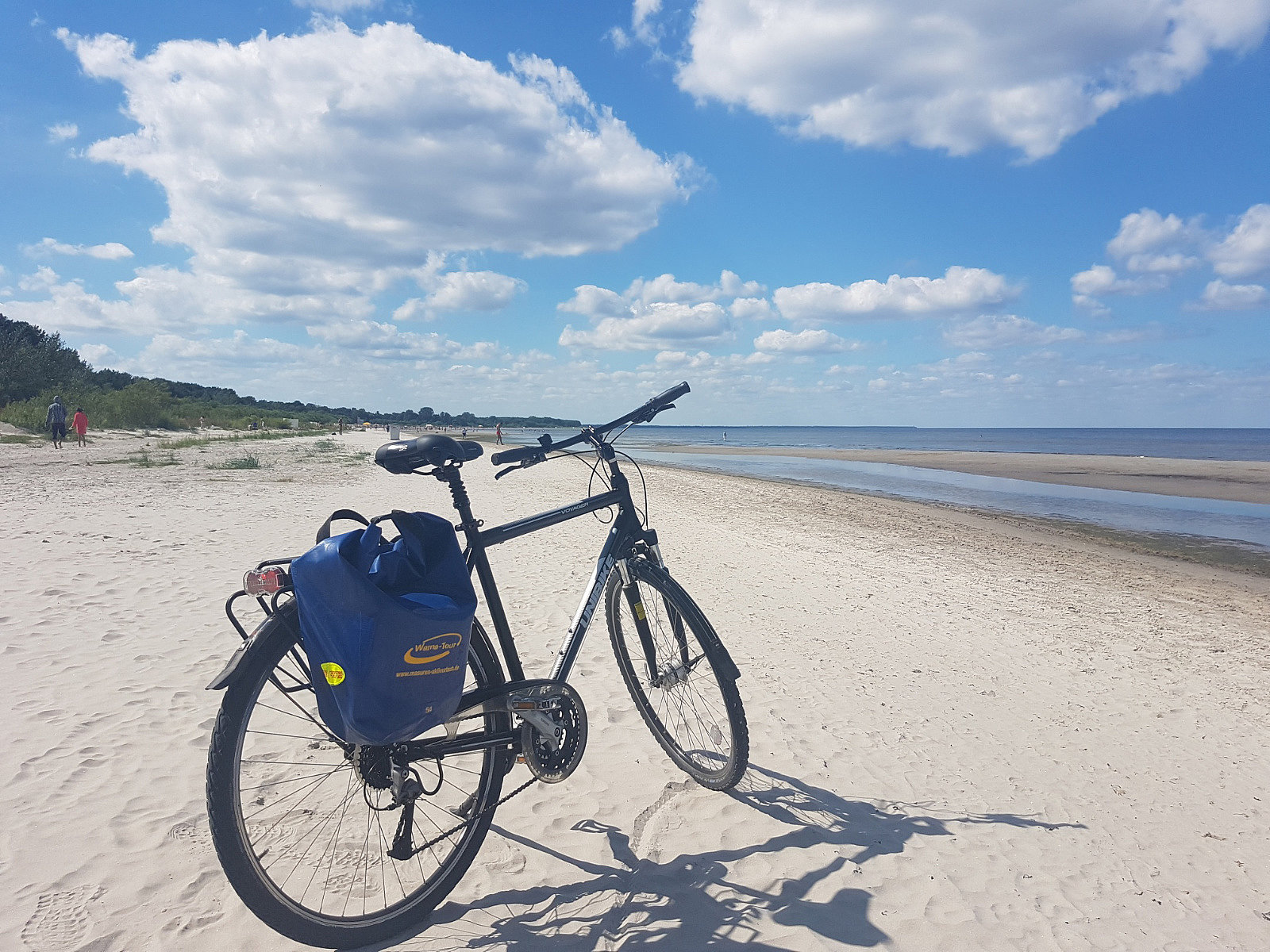 Ein Fahrrad steht am Strand von Swinemünde/Świnoujście