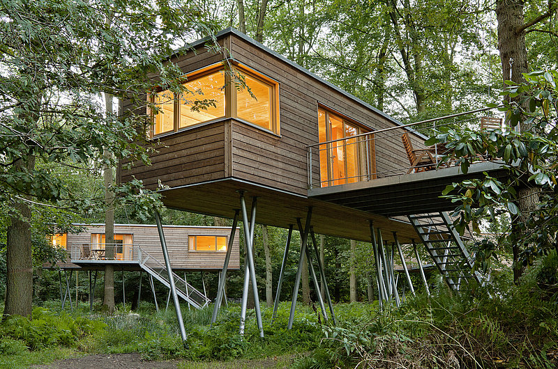 Ein modernes Baumhaus aus Holz