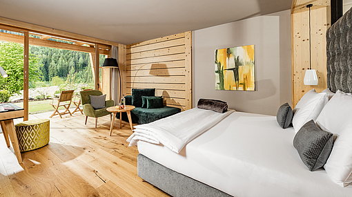 Hotelzimmer mit viel Holz und schönem Naturausblick