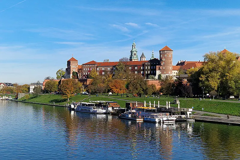 Blick auf das Wawel-Schloss in Krakau am Ufer der Weichsel, Polen