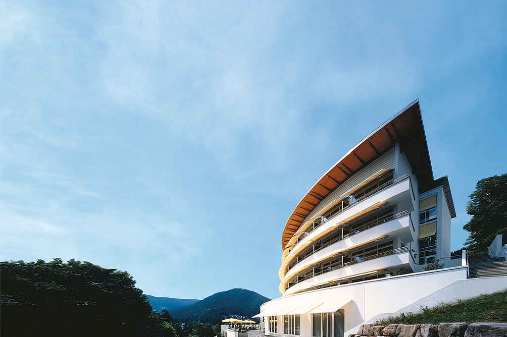 Modernes Hotelgebäude mit Bergen im Hintergrund