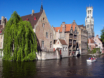 Der Rosenkranzkai mit dem Kanal Dijver im historischen Zentrum von Brügge