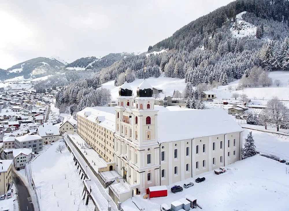Das Kloster Disentis in einer Luftaufnahme im Winter
