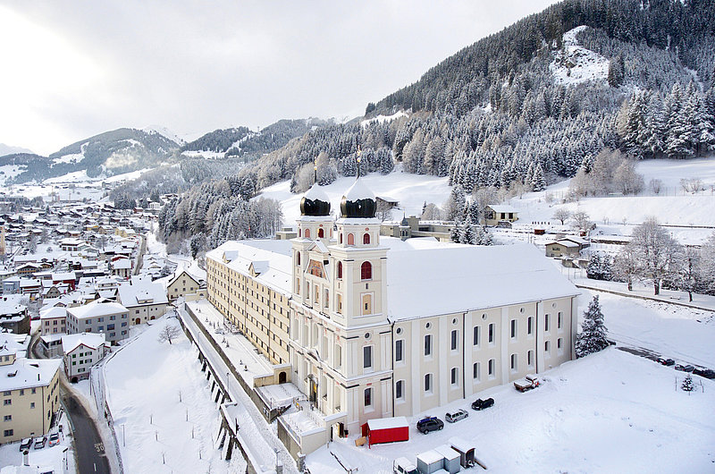 Das Kloster Disentis in einer Luftaufnahme im Winter