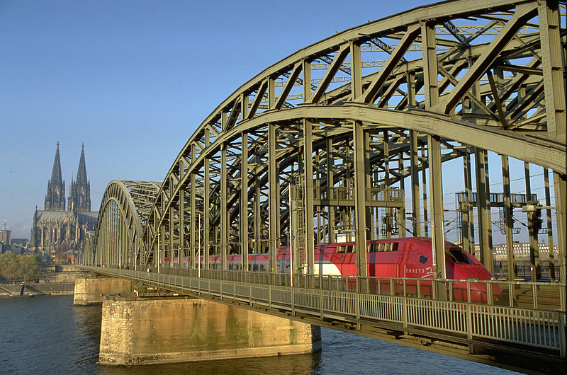 Thalys auf der Brücke in Köln