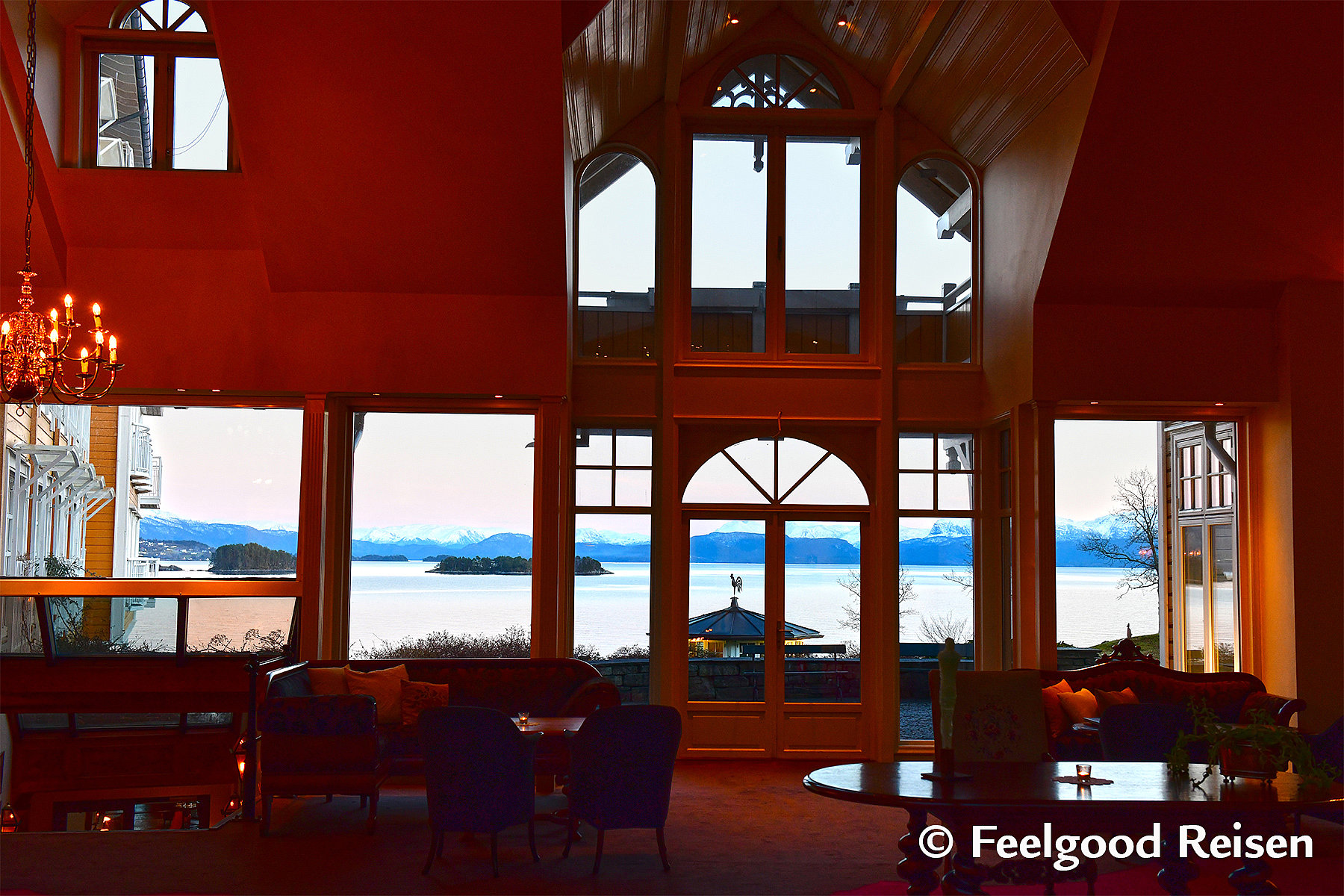 Blick vom Hotel auf das weite Meer Norwegens, gemütliches Lichtambiente