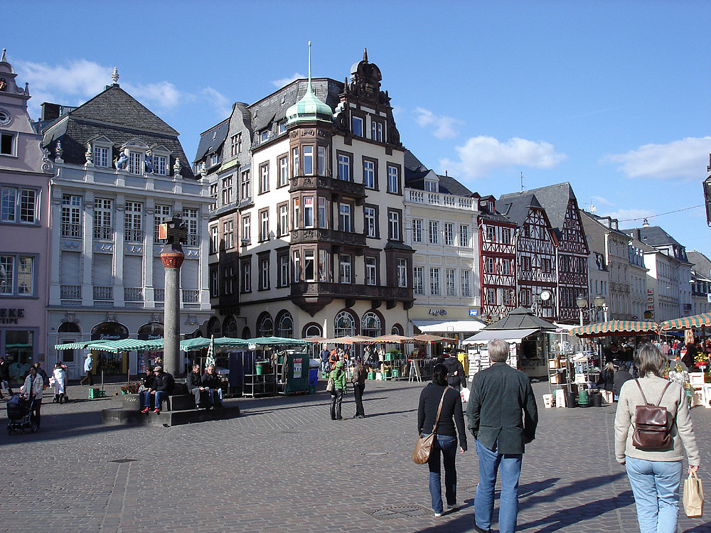 Markt in der Altstadt von Trier mit schlendernden Menschen