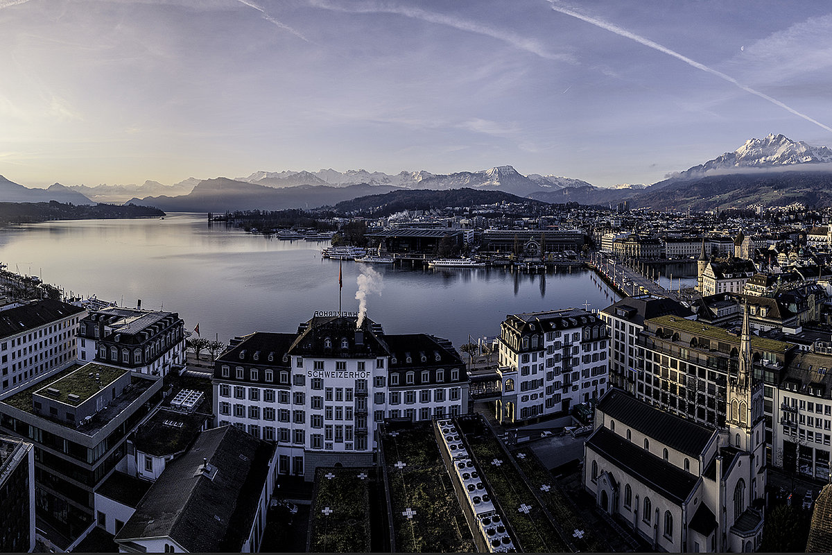 Blick auf das Hotel Schweizerhof Luzern am Vierwaldstättersee an einem sonnigen Tag